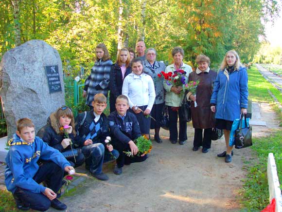 Возложение цветов к памятнику блокадникам Ленинграда